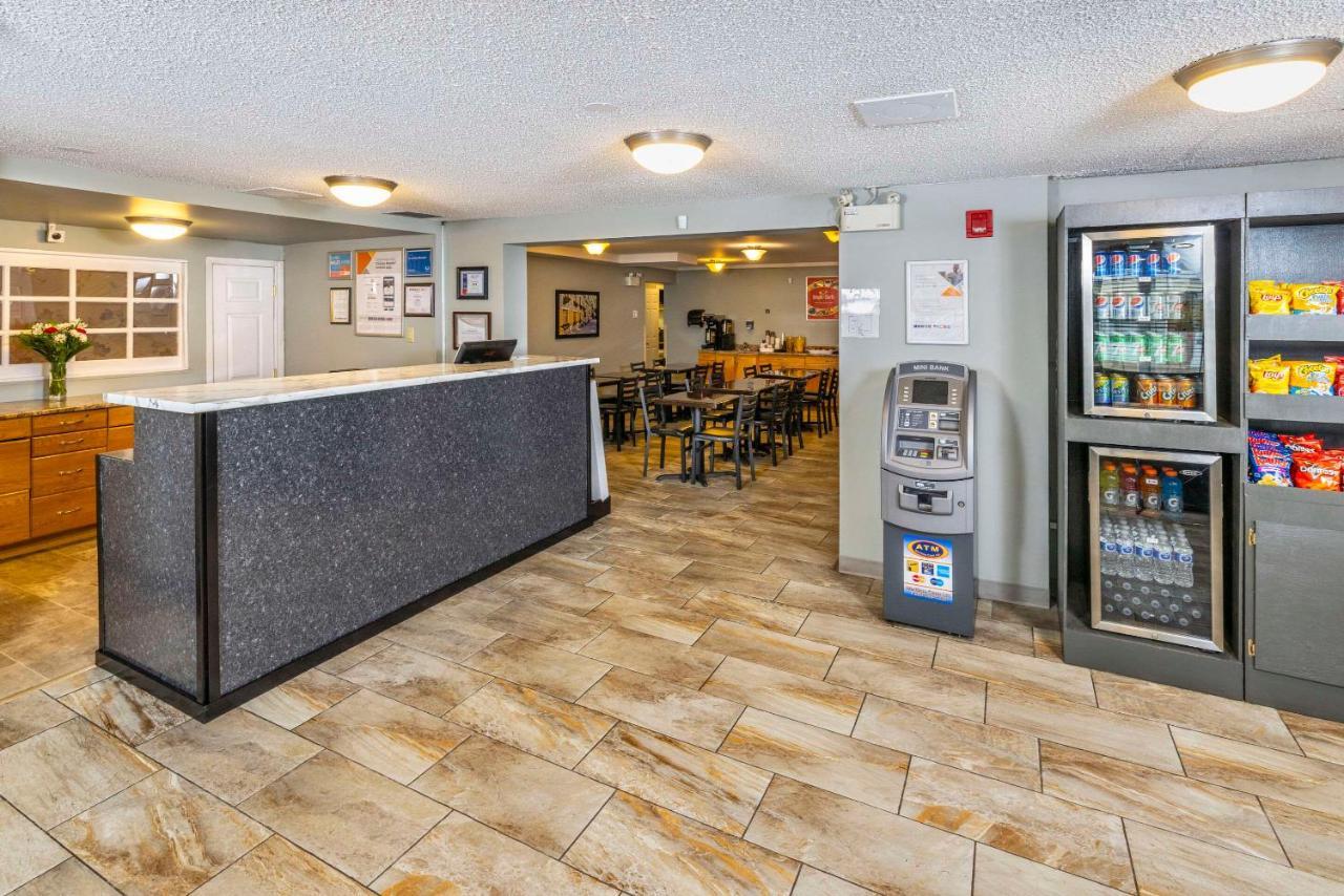 Econo Lodge Miramichi Exterior photo